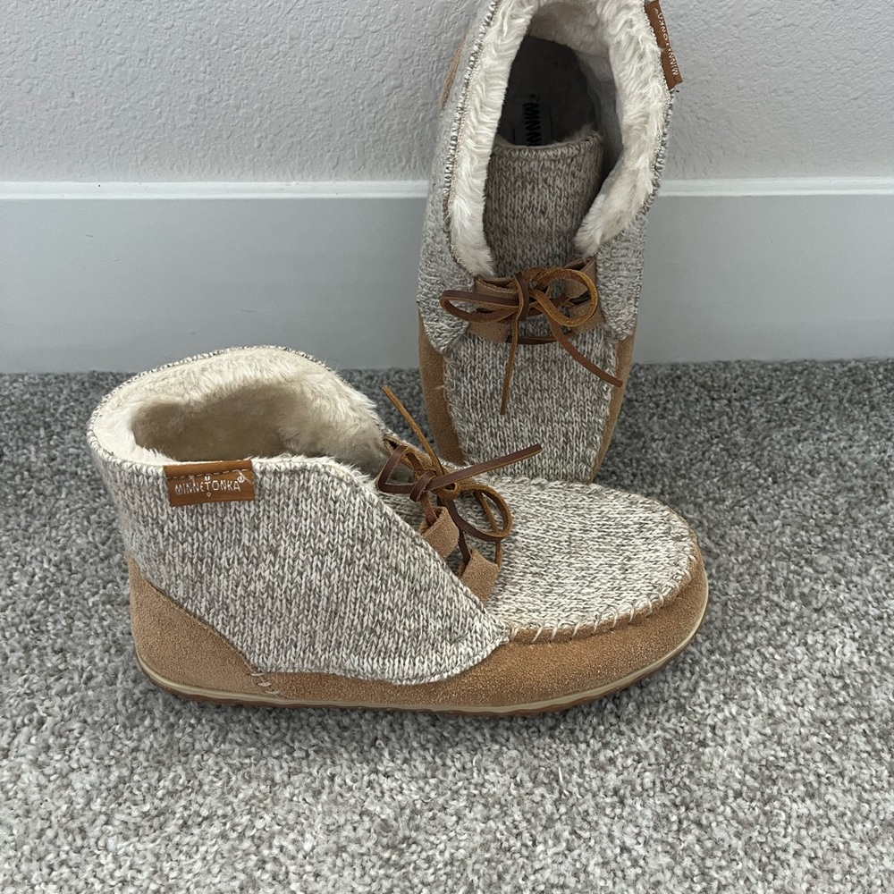 Minnetonka Tan and Cream Women's Moccasins